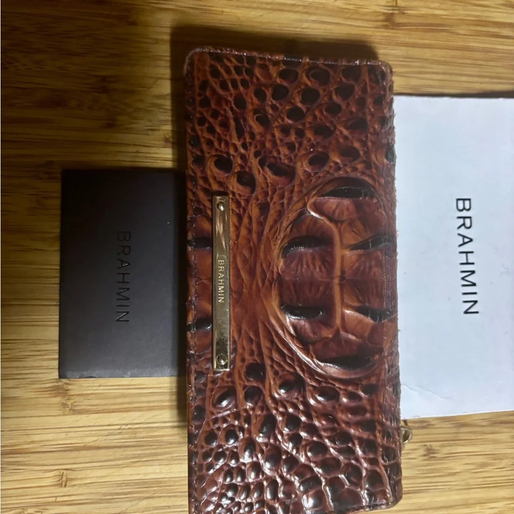 Brahmin Pecan Wallet
GUC. Lics sleeve missing a few stitches but easily fixed. - Picture 4 of 4